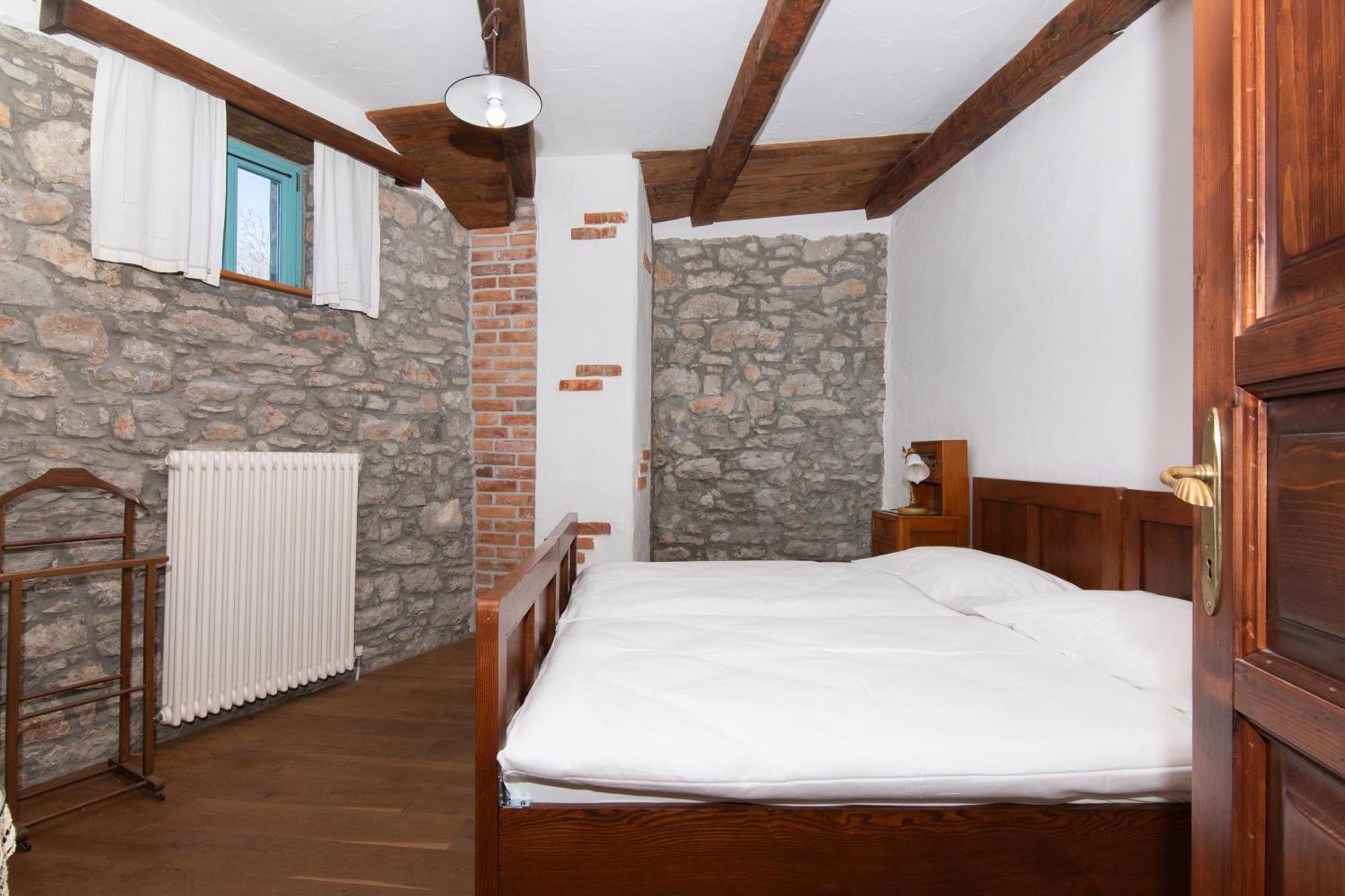 Apartments Valentinus 1800 Sezana Exterior photo