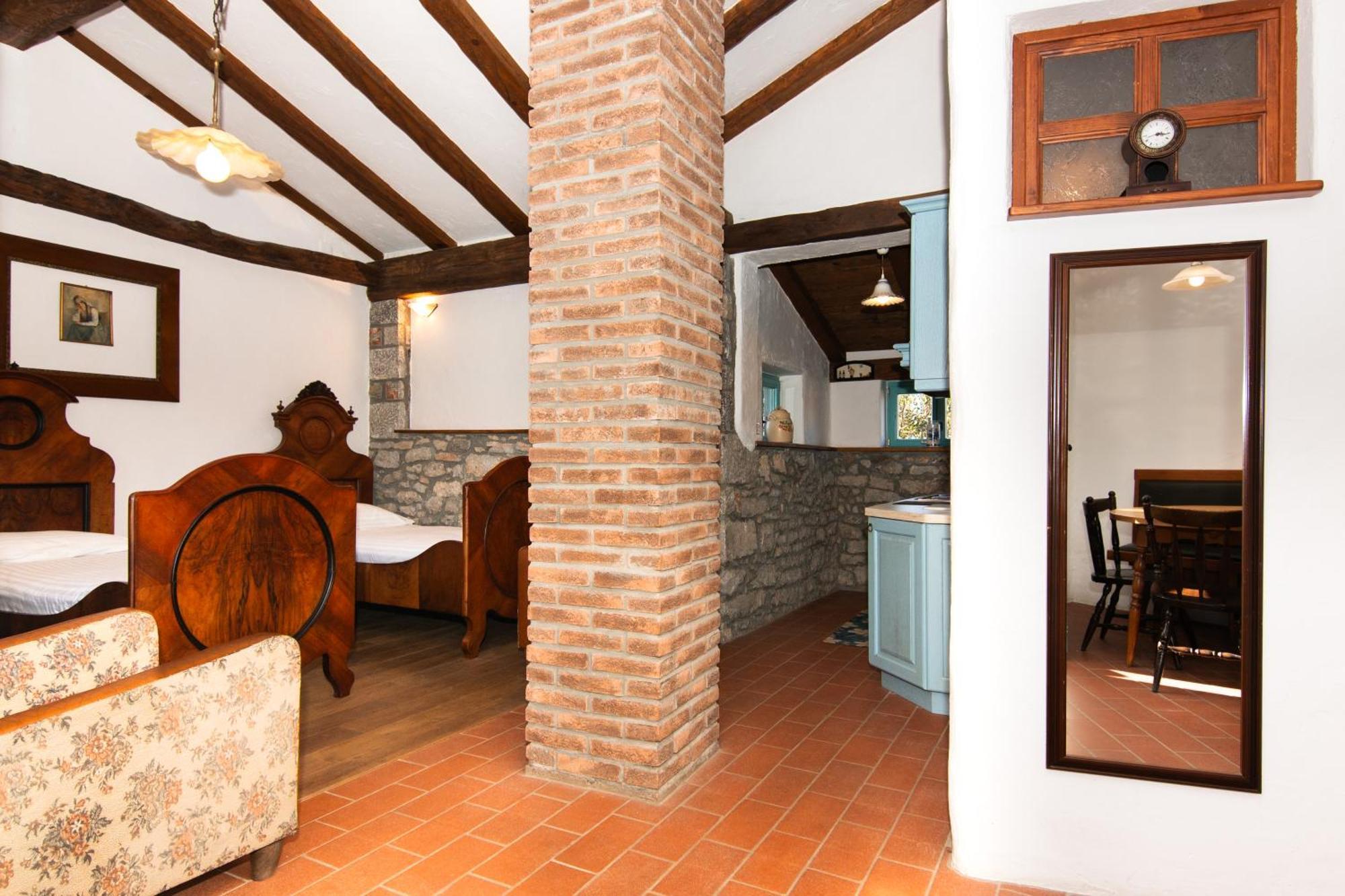 Apartments Valentinus 1800 Sezana Exterior photo