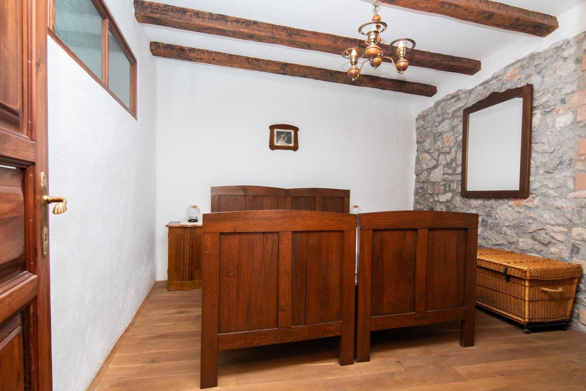 Apartments Valentinus 1800 Sezana Exterior photo